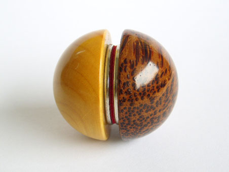 2 Haftmagneten/Holzhalbkugeln haften aneinander