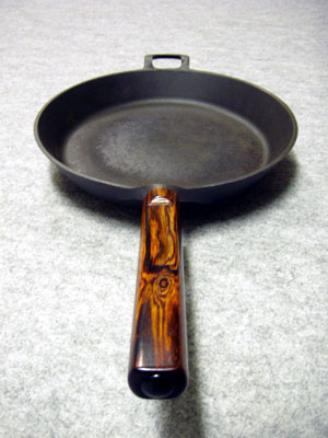 Pfannengriff gerade positioniert