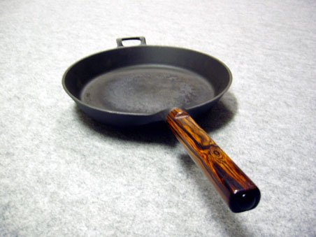 Pfannengriff: leicht zur Seite gedreht