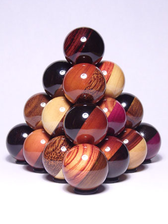 zur Pyramide aufget&uuml;rmte Cochonnets