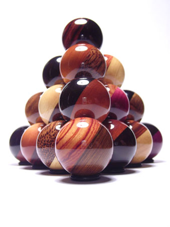 zur Pyramide aufget&uuml;rmte Cochonnets