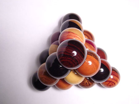 zur Pyramide aufget&uuml;rmte Cochonnets