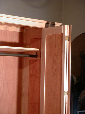 Akkordeonschrank: Innenansicht rechts, Kleiderstange und Ablage oben angeordnet