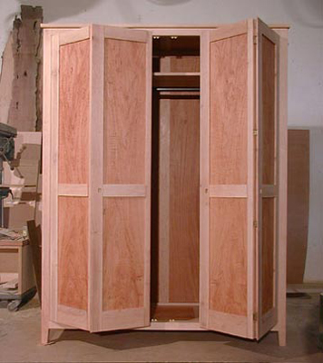 Akkordeonschrank: frontale Ansicht, Fl&uuml;gelt&uuml;ren leicht ge&ouml;ffnet