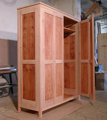 Akkordeonschrank: rechte Fl&uuml;gelt&uuml;r ge&ouml;ffnet