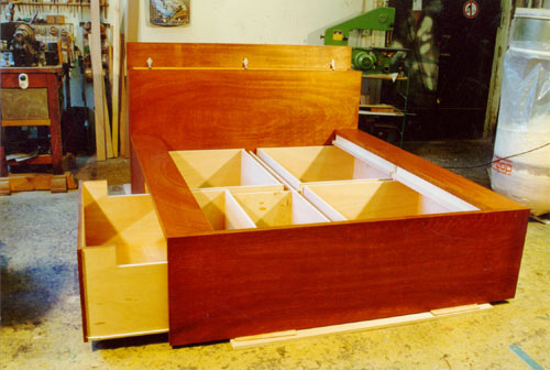 Containerbett - Schubkasten und Stauraum am Kopfende ge&ouml;ffnet