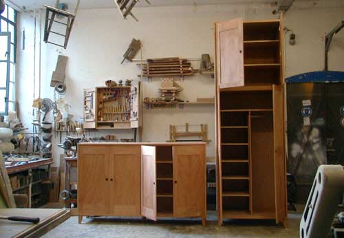 Hoch und Tief: Kleiderschrank ge&ouml;ffnet