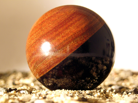 Cochonnet aus zwei Holzhalbkugeln, Pockholz und Ebenholz