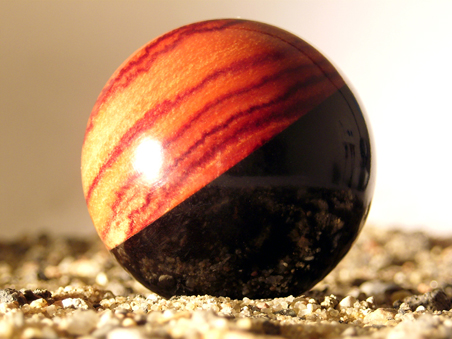 Cochonnet aus zwei Holzhalbkugeln, Rosenholz und Ebenholz