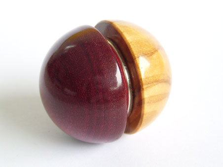 2 Haftmagneten/Holzhalbkugeln haften aneinander und bilden eine Kugel