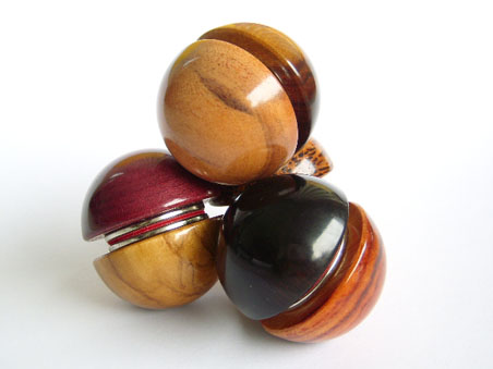 acht magneten bilden eine bunte pyramide