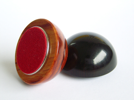2 Haftmagneten/Holzhalbkugeln