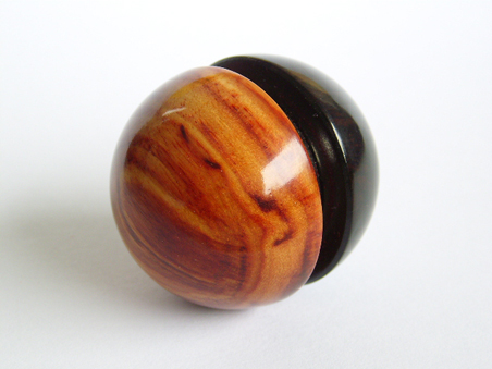 2 Haftmagneten/Holzhalbkugeln haften aneinander und bilden eine Kugel