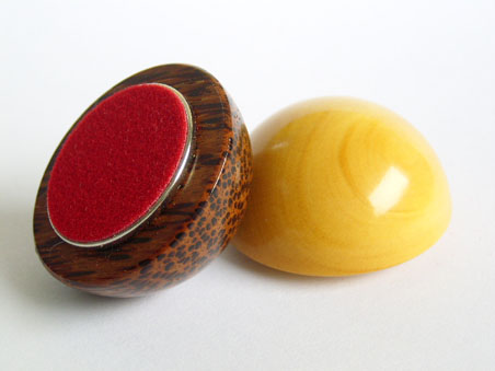 2 Haftmagneten/Holzhalbkugeln