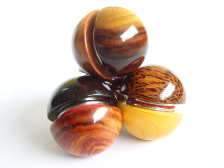 acht magneten bilden eine bunte pyramide