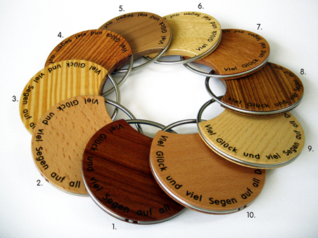 Schluesselanhaenger in zehn verschiedenen Holzarten